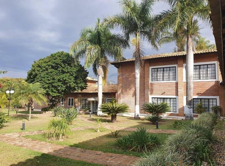 Tijolo, madeira e telha cerâmica